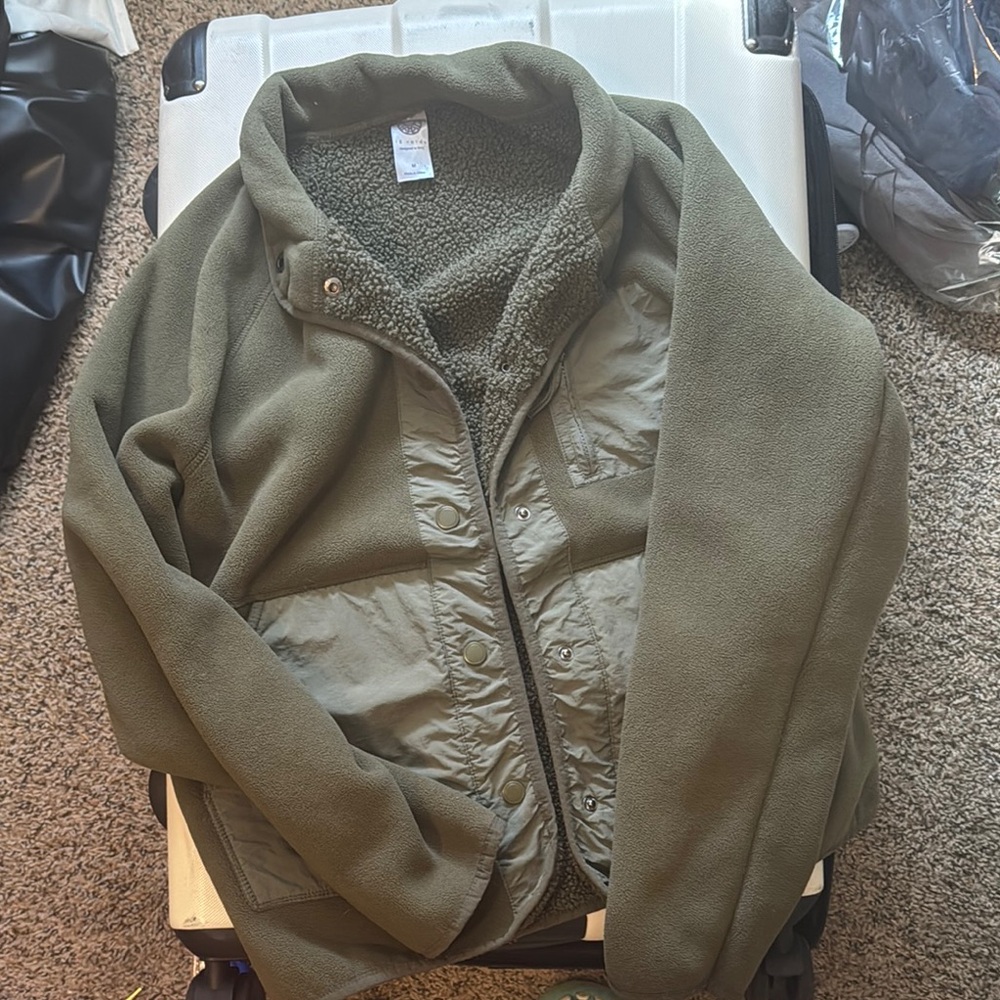 Te Verde Green Utility Jacket with High Collar and Zip-Up Design
